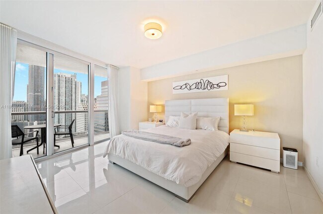Building Photo - 495 Brickell Ave