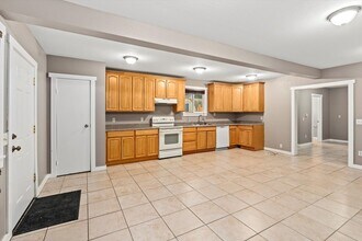 Building Photo - 2 bed 1 Bath Burien House with in unit laundry