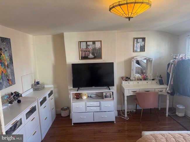 Building Photo - 1943 Waverly St