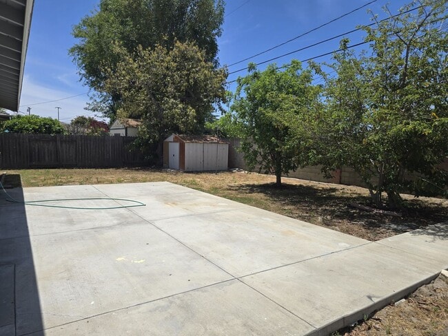 Building Photo - Fully Remolded Single Family Home in Garde...