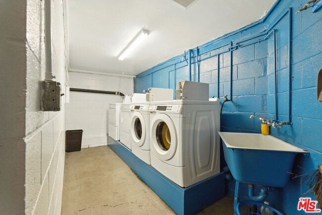 Building Photo - 1929 Tamarind Ave