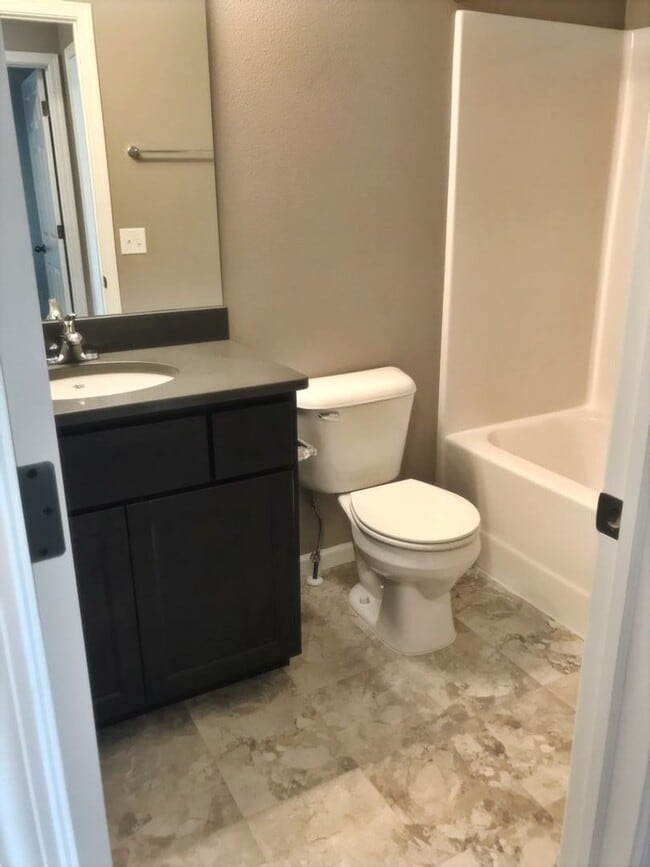 Building Photo - Twinhome in Lakewood Mandan Available NOW!