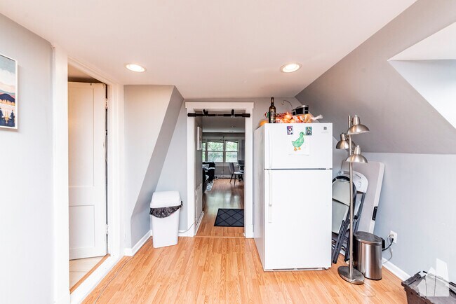 Building Photo - 1332 W Barry Ave