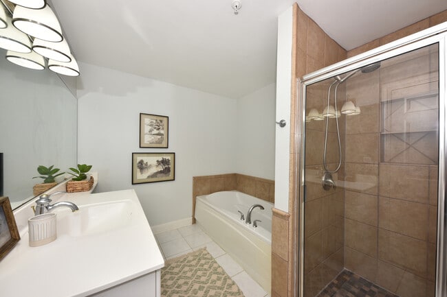 Building Photo - 1515 N Van Buren St