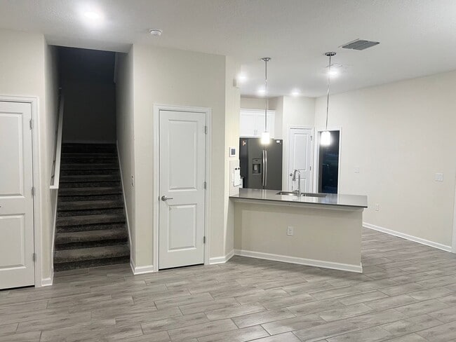 Building Photo - Incredible 5 Bedroom, 3 Bath Town home wit...