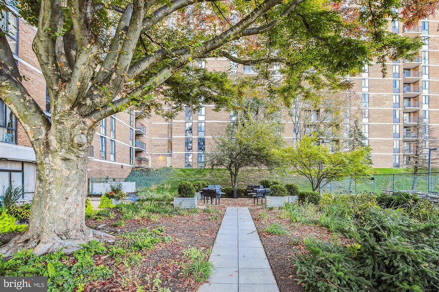 Building Photo - 2300 Pimmit Dr