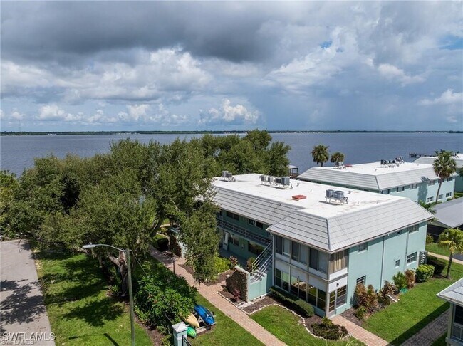 Building Photo - 3225 E Riverside Dr
