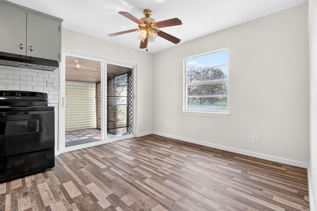 Building Photo - 1302 Redondo Dr