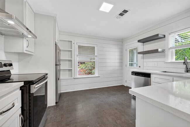 Building Photo - 2328 McClendon St