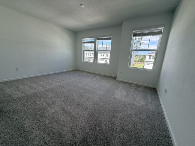 Building Photo - 523 Holly Lks Dr