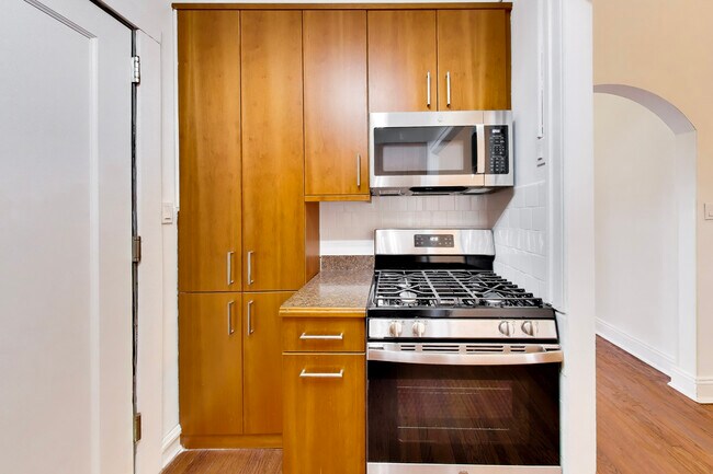 Building Photo - 431 W Oakdale Ave