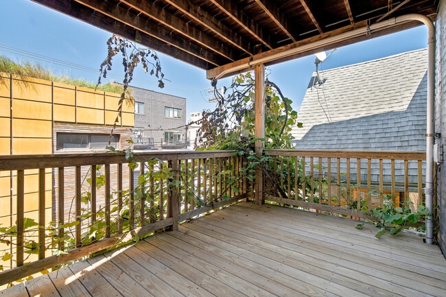 Building Photo - 2334 W Medill Ave