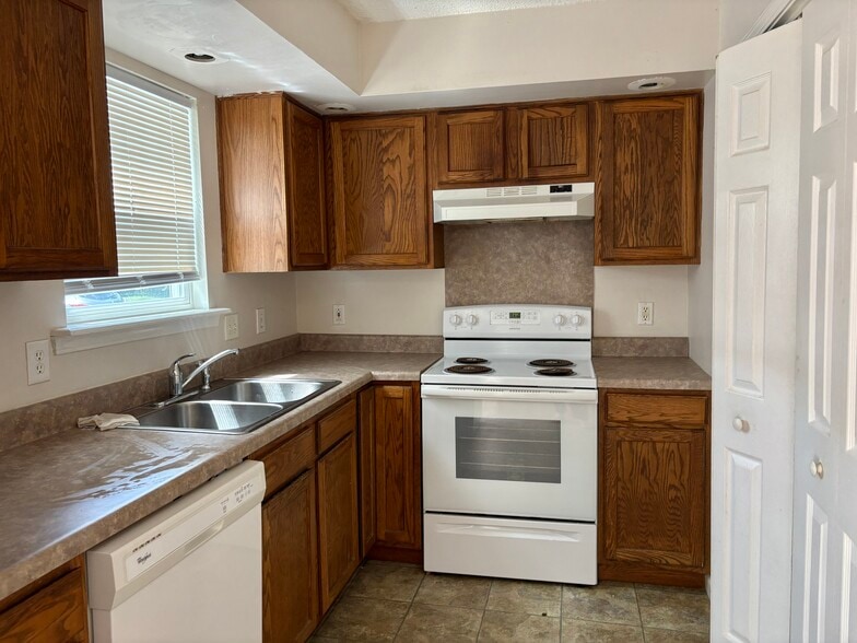 Building Photo - 409 S Beech St