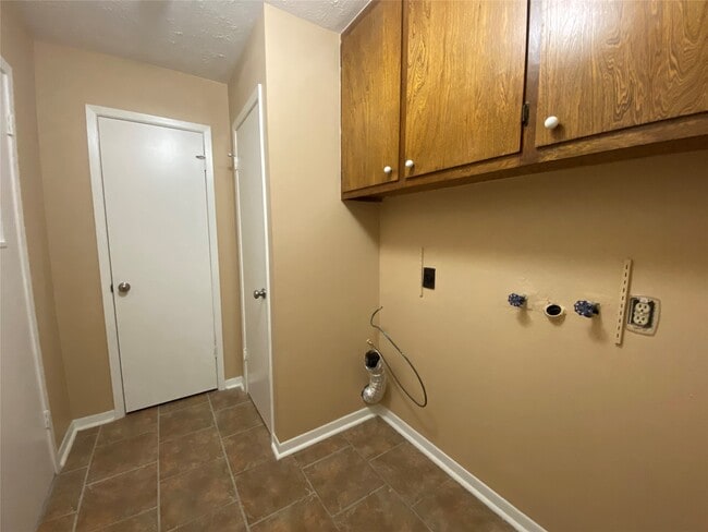 Building Photo - 24600 Darkwood Ct