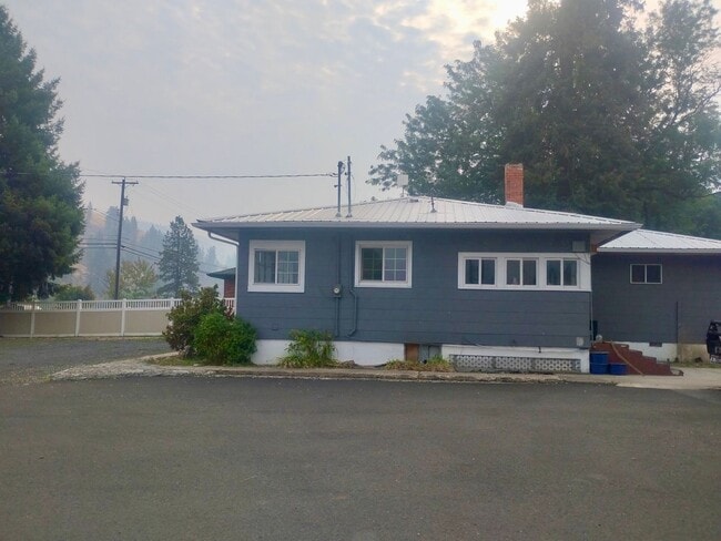 Building Photo - Charming Two-bedroom, One-bathroom home in Orofino, Idaho