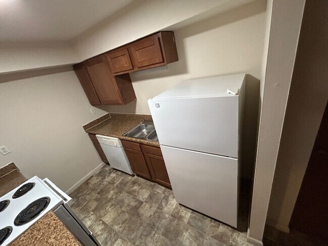 Building Photo - Convenient & Newly Updated 2-Bedroom Apart...