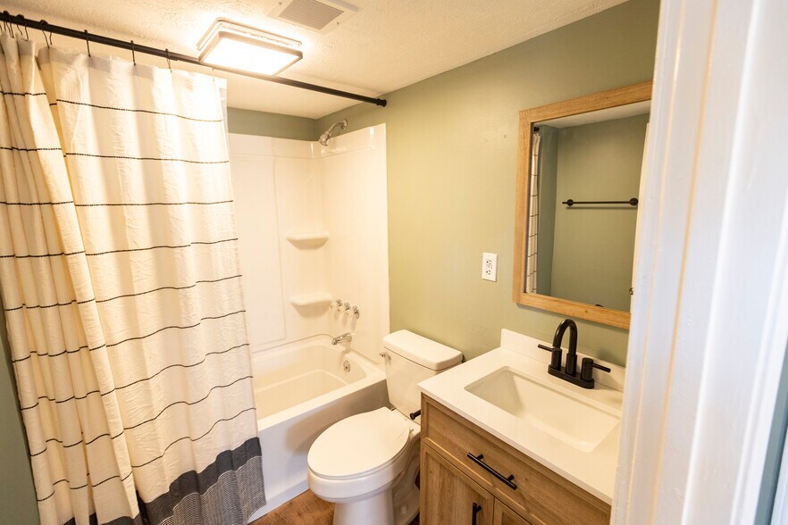 Building Photo - 304 Quigley St