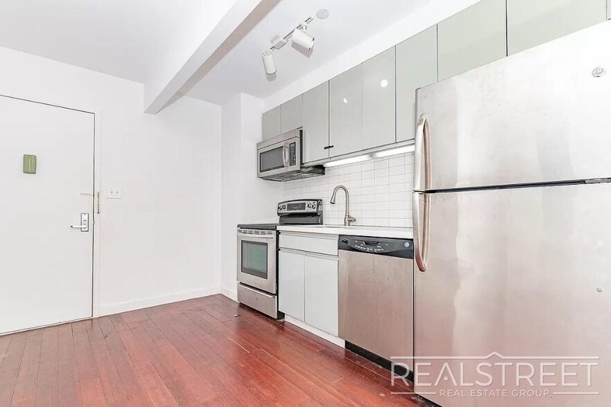Building Photo - Stylish 2-Bedroom Bushwick Apartment with Huge Private Balcony & Prime Location