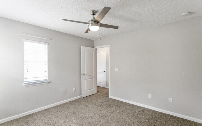 Building Photo - For Rent!!!!!  Spacious Living & Resort-Style Fun in Hamilton Glen!