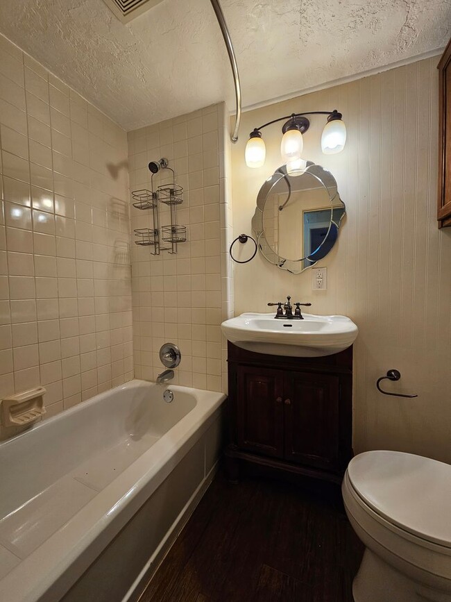 Building Photo - (2) Bed/(1) Bath in Core Norman Avail NOW! Video Tour!