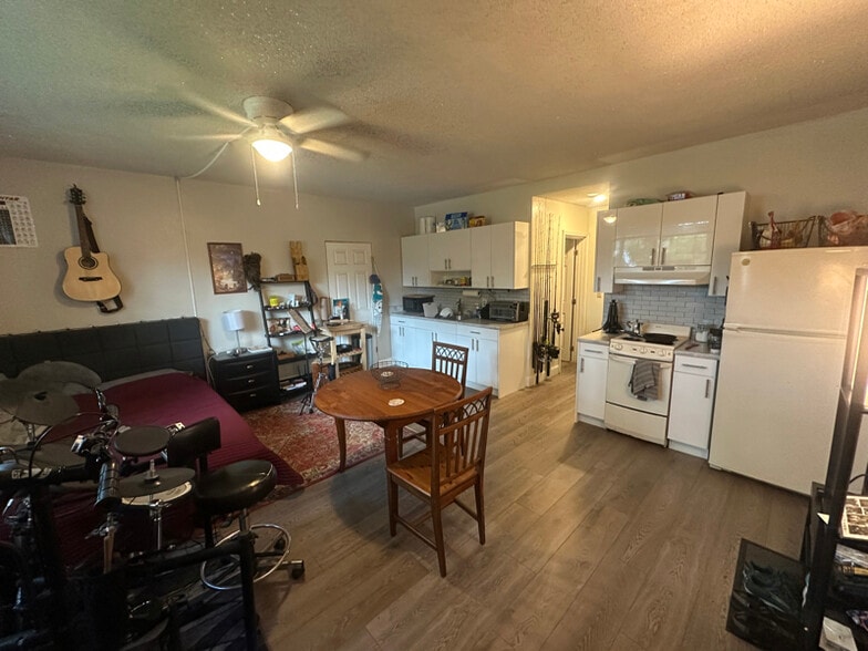 Building Photo - 200 Whitethorn Dr