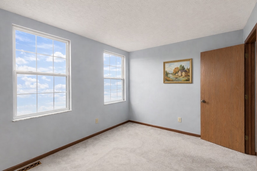 Building Photo - 8635 Oak Creek Dr