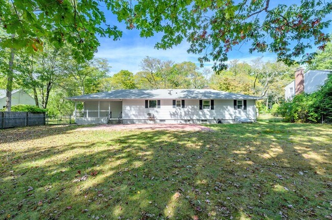 Building Photo - 557 Maple Rd