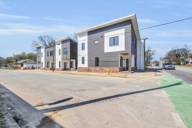 Building Photo - Modern + Classic Feel in the Heart of Downtown Chattanooga | 4 beds, 2.5 baths!