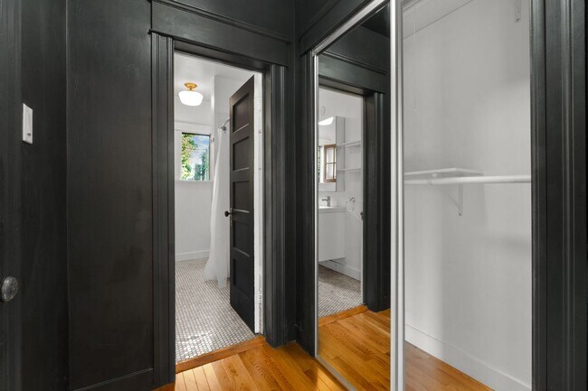 Building Photo - Adorable 1 bed / 1 bath Stand-Alone Bungalow in the Heart of Echo Park with Laundry & Parking