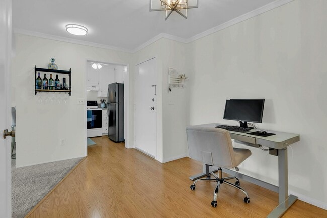 Building Photo - 6924 Hyde Park Dr