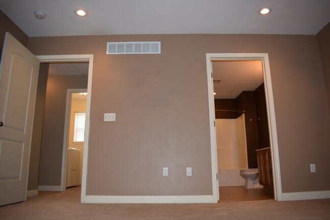 Building Photo - Large 2 story 3 bedroom 2 bathroom!