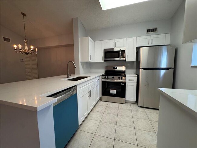 Building Photo - 606 Gardens Dr