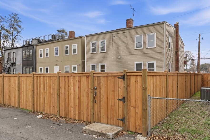 Building Photo - 3926 10th St NE