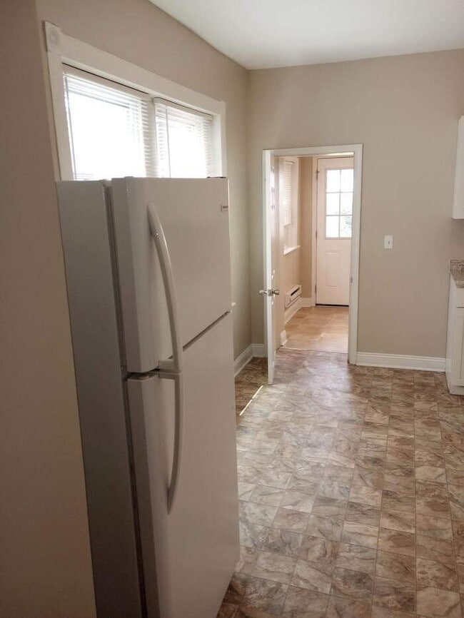 Building Photo - NOW AVAILABLE! - 440 Main St unit 1, East ...