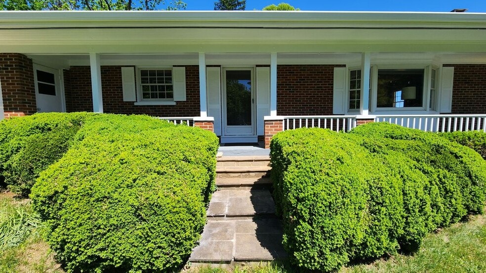 Building Photo - 39080 Foxhill Rd