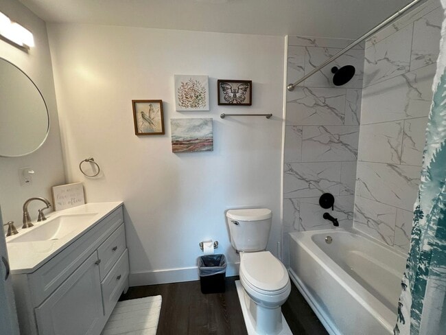 Building Photo - Fully Furnished rental with excellent cent...