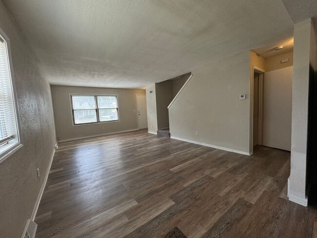 Building Photo - Beautiful 3 Bedroom, 1.5 Bath Townhome wit...