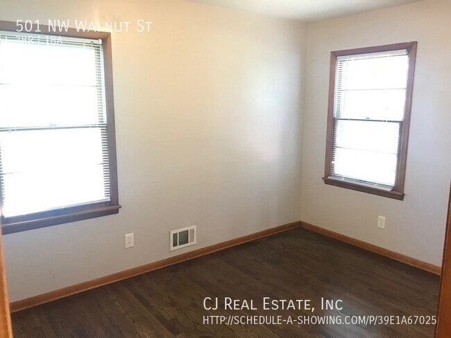 Building Photo - 501 NW Walnut Ct