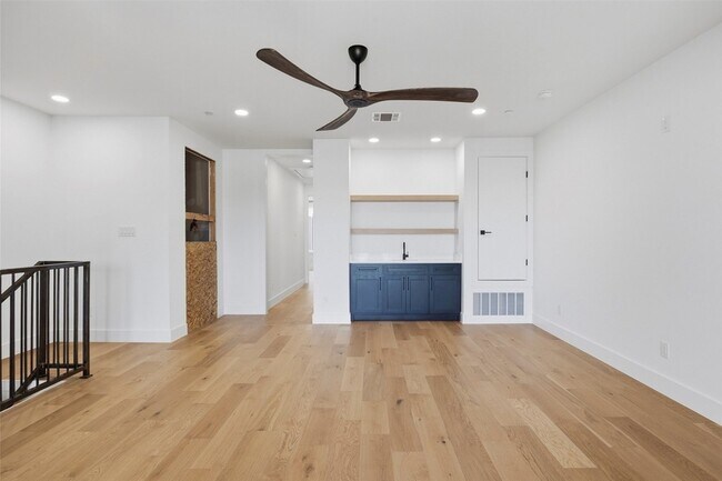 Building Photo - 404 Vista Buena Trl