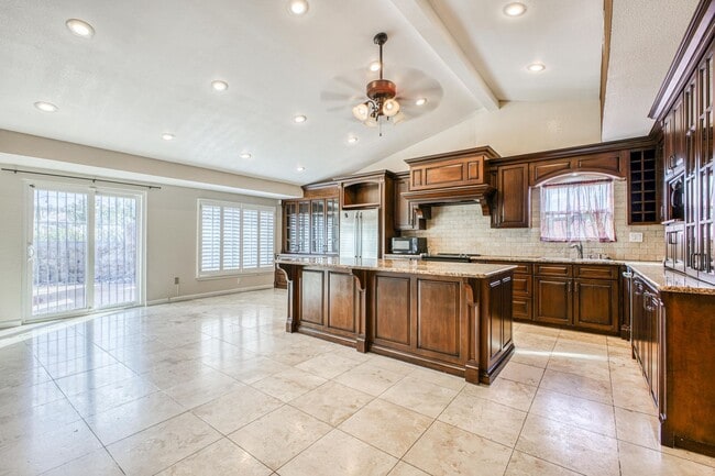 Building Photo - Beautiful House with 4 bed - 2 baths - office & covered big Jacuzzi