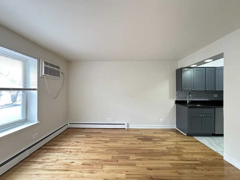 Building Photo - 6830 N Sheridan Rd