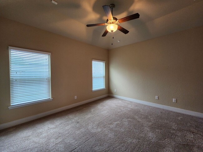 Building Photo - Walk to Historic Gruene / Fridge Included/ Gas Cooking / Fenced in Yard / CISD