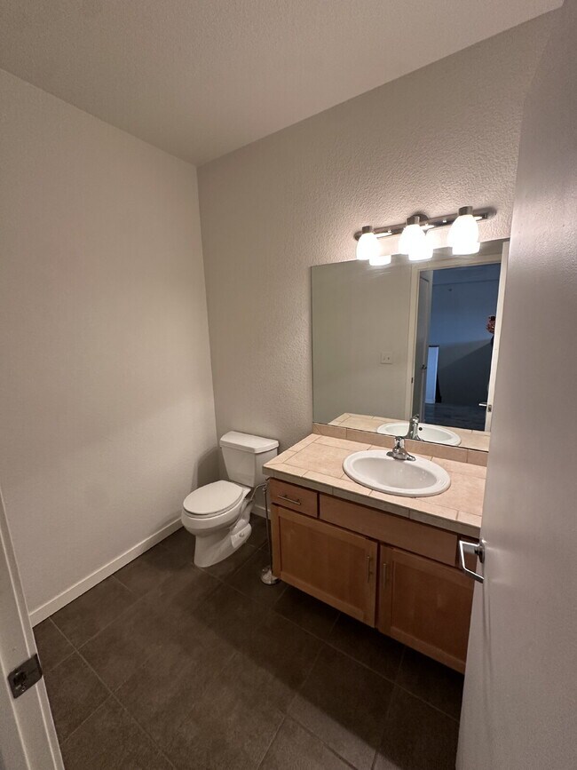 Building Photo - Now Available! Private room in 3 bed / 2 bath condo