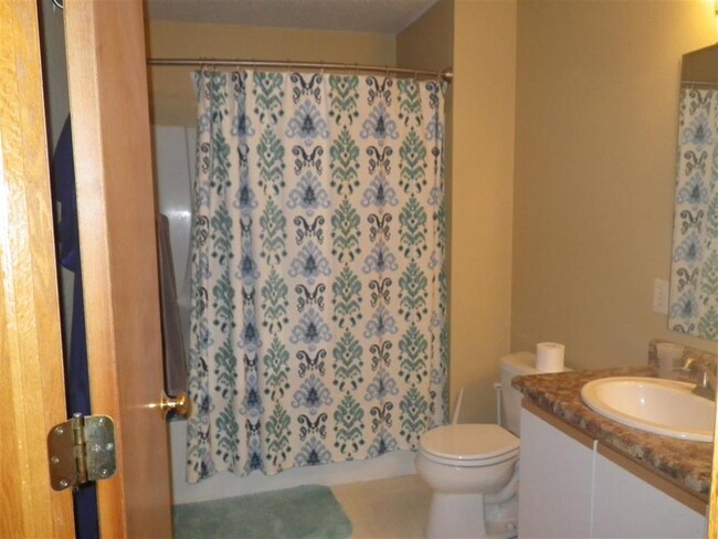 Building Photo - $1,125 | 2 Bedroom, 1 Bathroom Condo | No ...