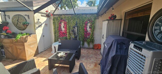 Building Photo - 2511 Carambola Cir N