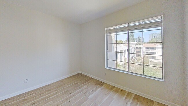 Building Photo - Woodland Hills 2/Bedroom and Loft Condo!