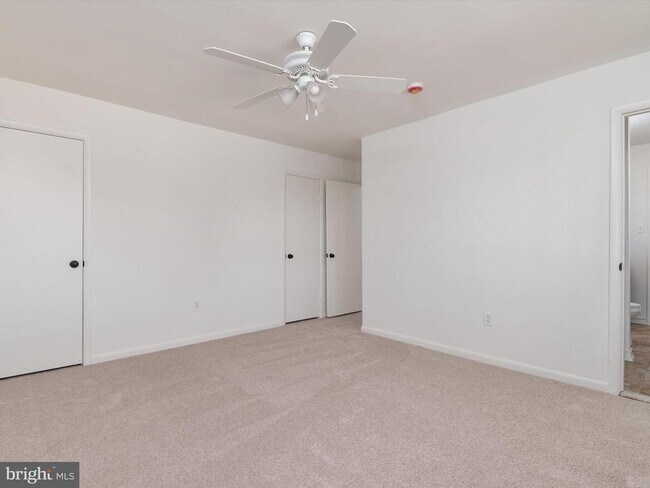 Building Photo - 402 S Cherry Grove Ave