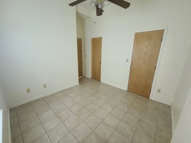 Building Photo - Perfect 1 bedroom 1 bath 6th & Hays Downto...