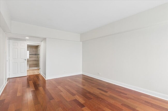 Building Photo - 175 E Delaware Pl