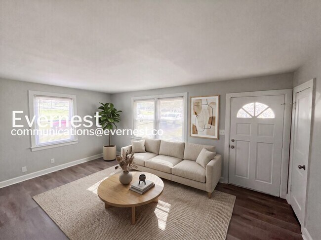 Building Photo - 3 Bed/1.5 Bath Home with Off-Street Parking / Pet-Friendly / Coming Soon!